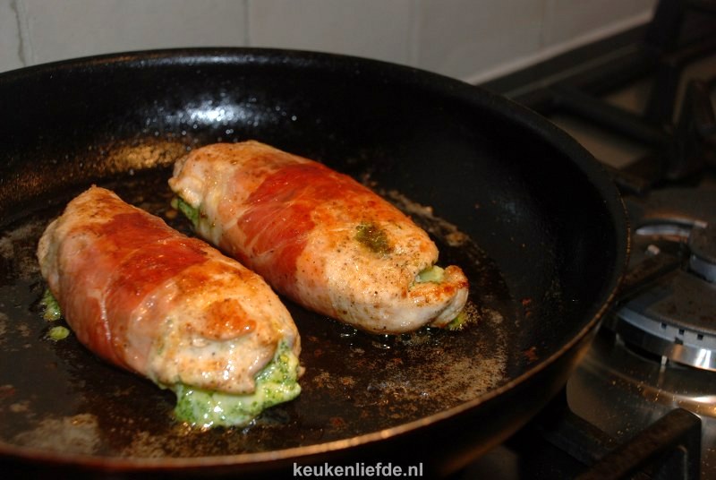 Kipfilet met pesto en parmaham