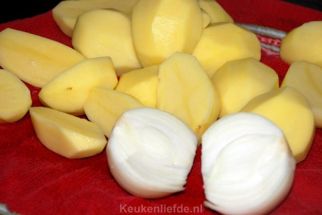 Schil de aardappels en uien