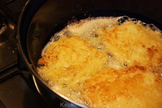 Bak de reibekuchen goudbruin