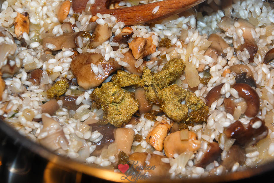 Voeg de bouillontablet toe