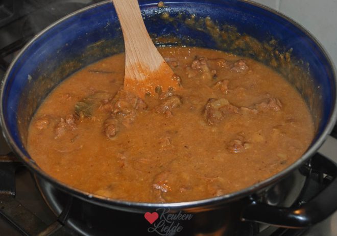 Voeg het bier en de fond toe en breng aan de kook
