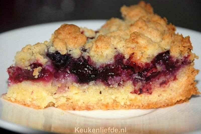 Kruimeltaart met banaan en blauwe bessen