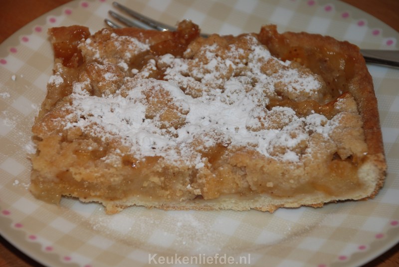 Appelkruimeltaart van het bakblik