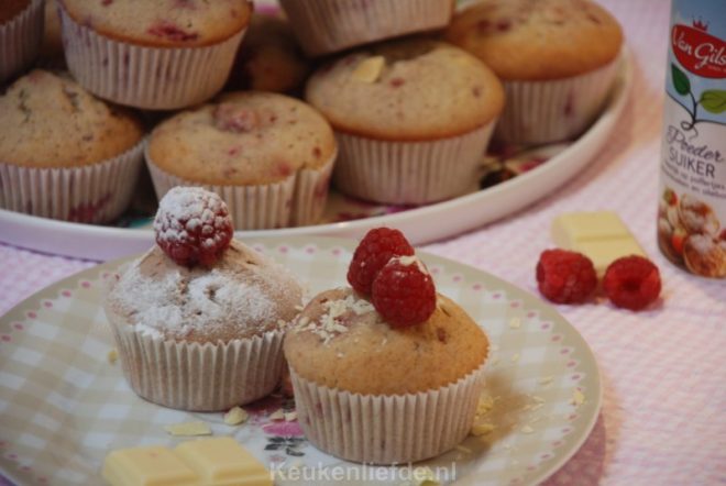 Cupcakes met frambozen en witte chocolade