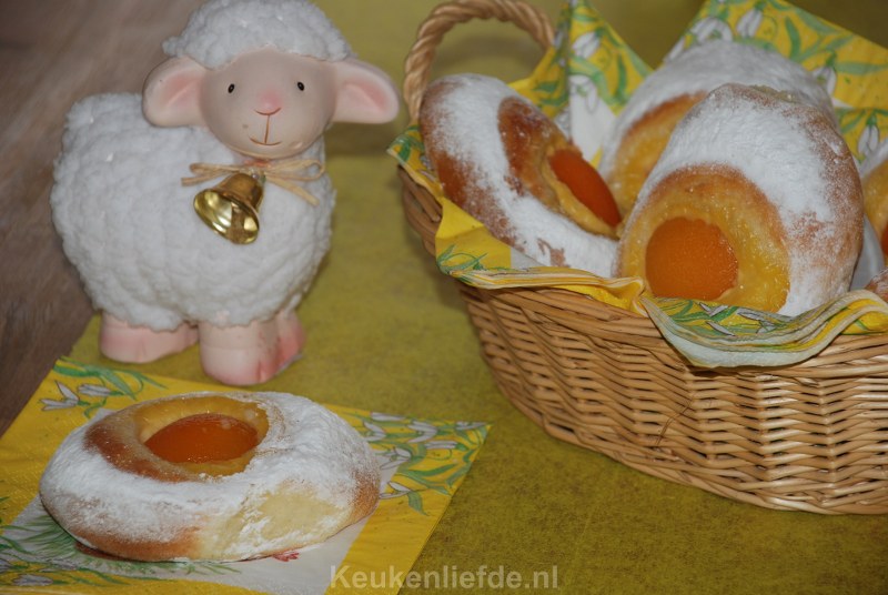 Puddingbroodjes met abrikozeneieren