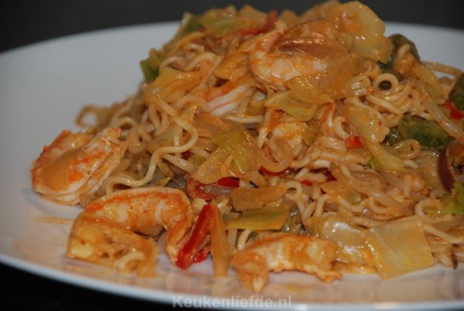Snelle Thaise curry met roerbaknoedels