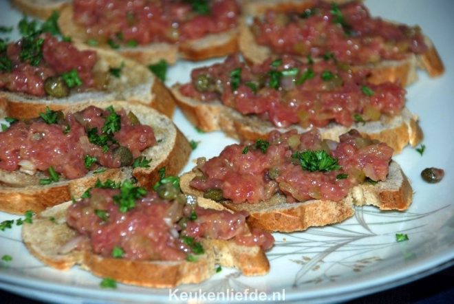 Bruschetta met zelfgemaakte steak tartare