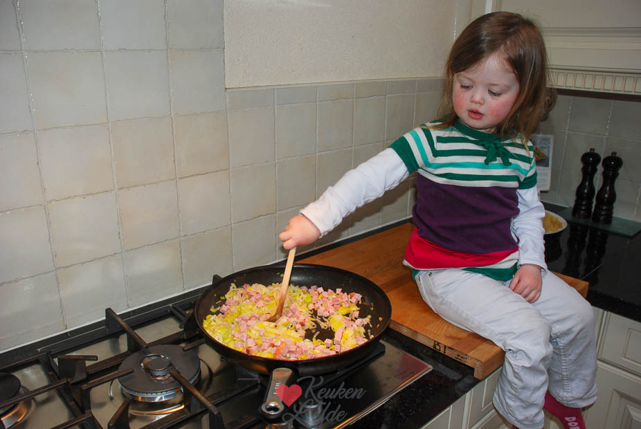 Ella-Marie roert door de pan