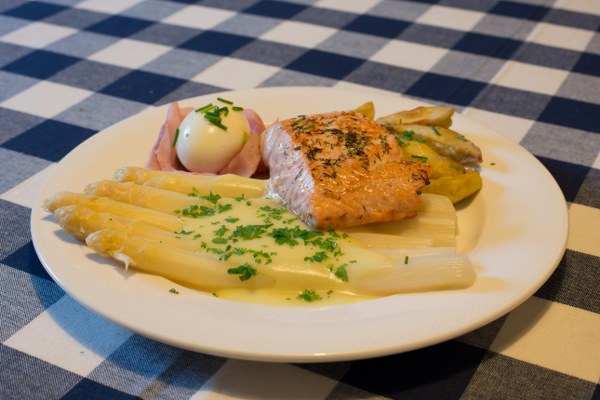 Asperges met zalm en Hollandaisesaus