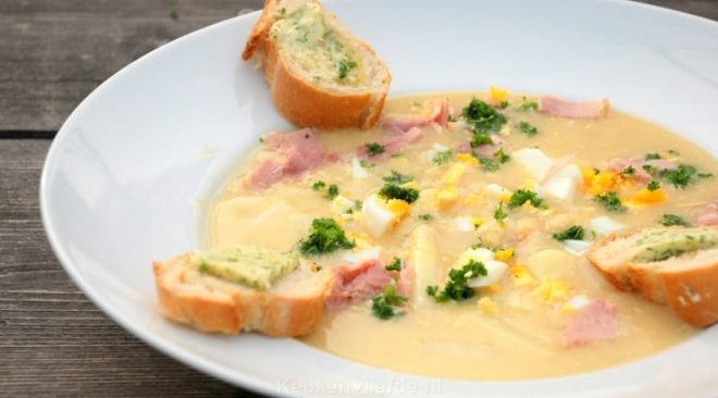 Aspergesoep met ham en ei