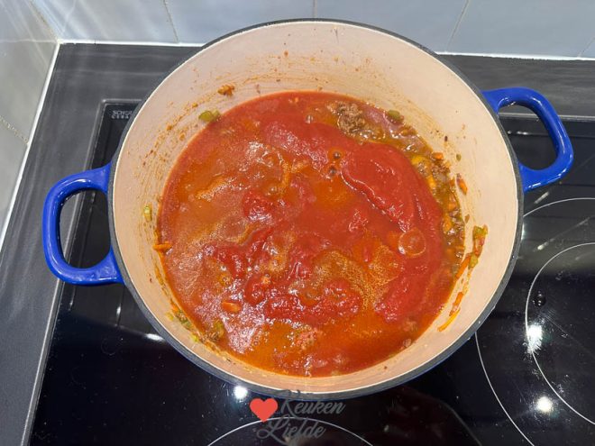 Voeg de tomatensaus toe