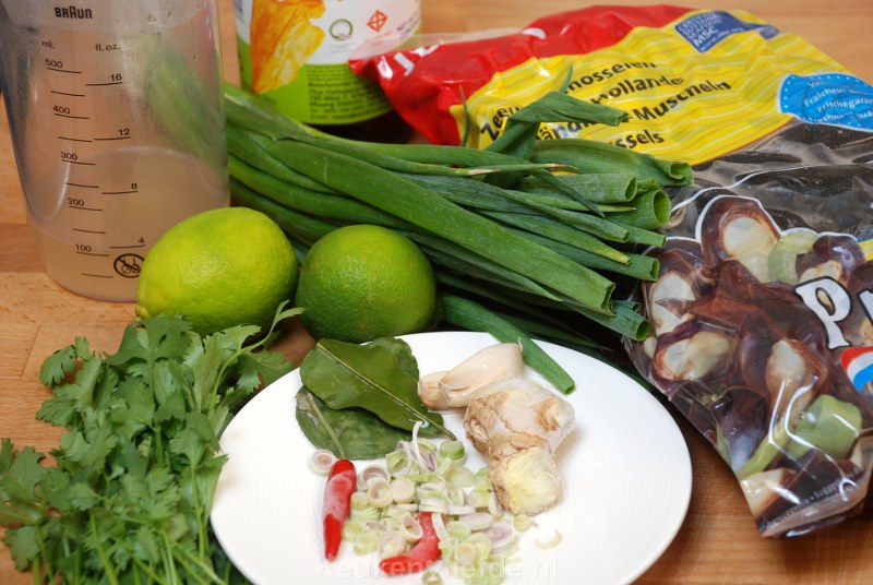 Thaise mosselen met lente-ui en koriandernoedels