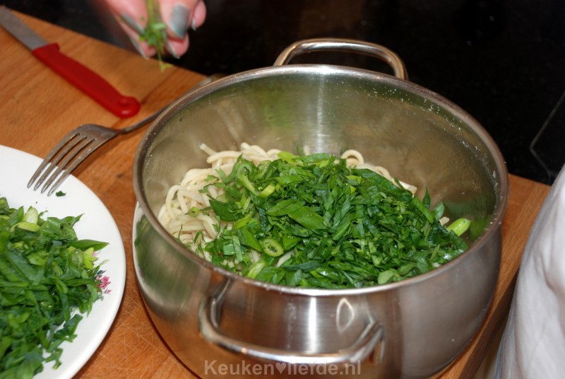 Thaise mosselen met lente-ui en koriandernoedels