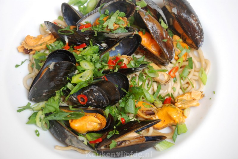 Thaise mosselen met lente-ui en koriandernoedels