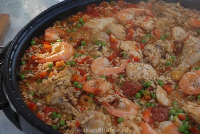 Spaanse paella met chorizo, kip en garnalen
