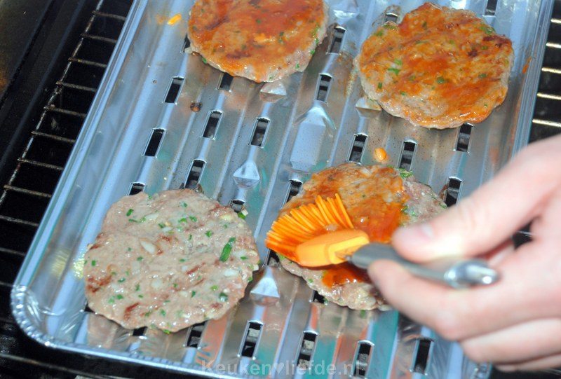 Amerikaanse hamburger met barbecuesaus