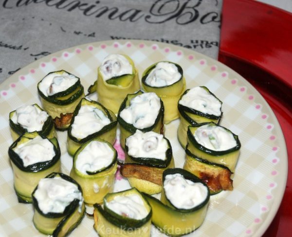 Feestelijke hapjes - gevulde courgetterolletjes