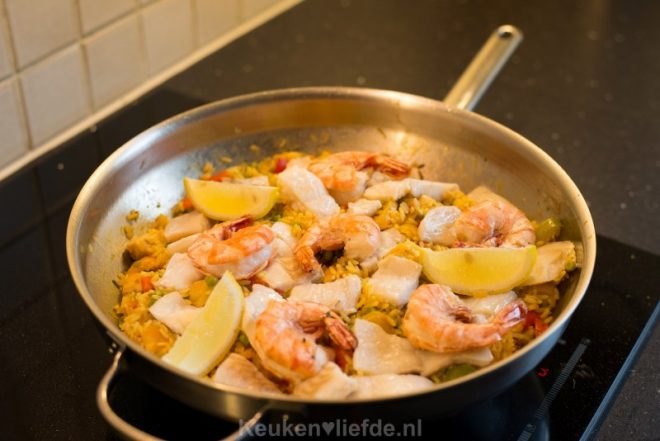 Makkelijke paella met witvis en grote garnalen