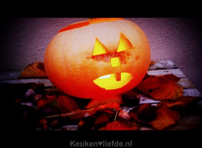 Een Halloween pompoen snijden