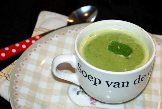 Doperwten-courgettesoep met munt