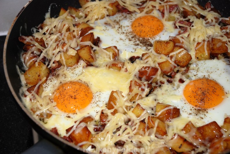 Gebakken aardappels met spek en eieren