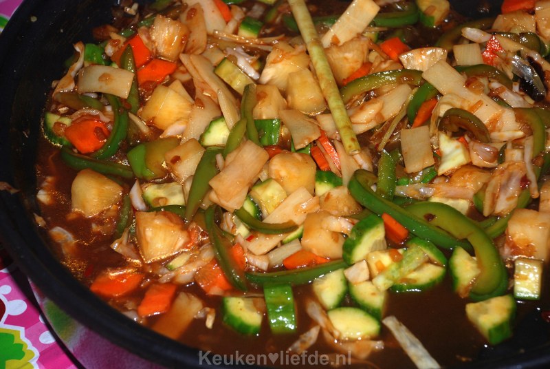 Vis en groenten in zoetzure saus