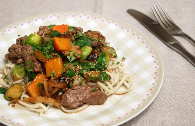 Oosters roerbakgerecht met pompoen en spruitjes