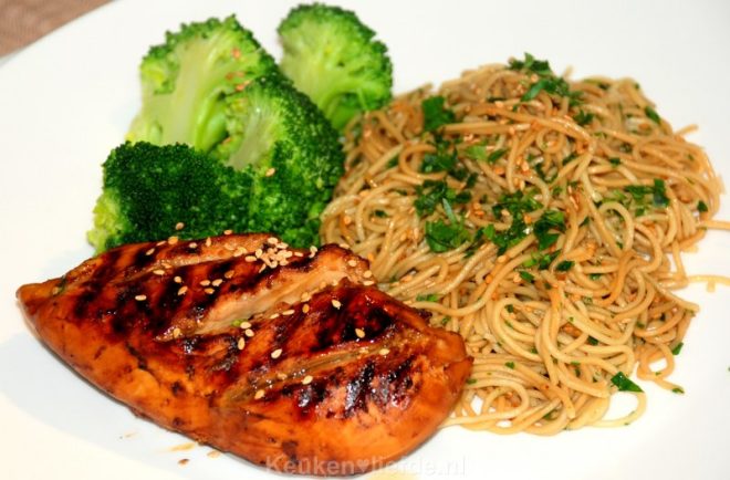 Kip teriyaki met sesamnoedels