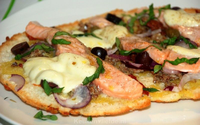 Focaccia met verse zalm en mozzarella