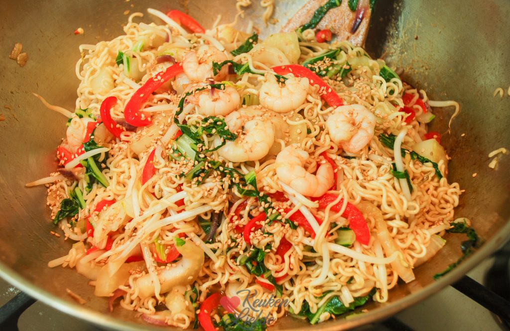 Woknoedels met paksoi en garnalen