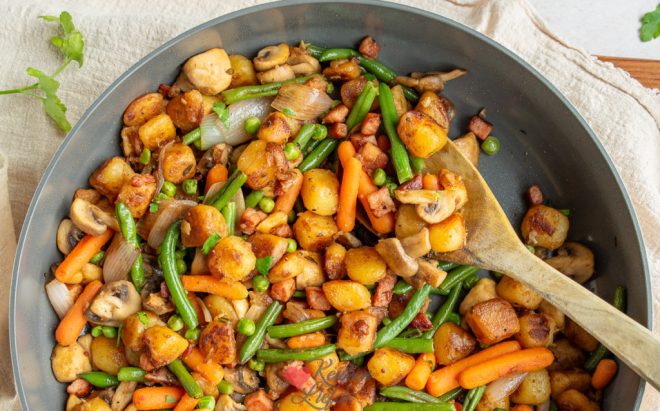 Voeg de groenten toe en warm door