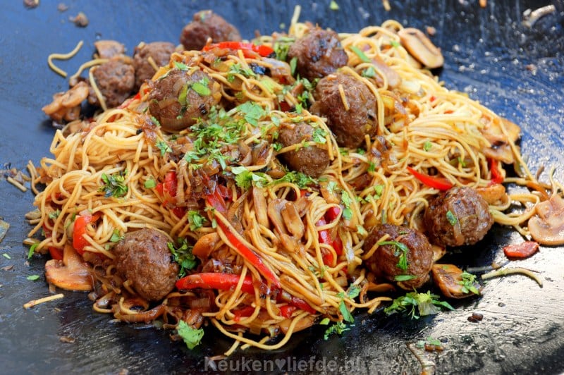 Noedels met gehaktballetjes in teriyakisaus