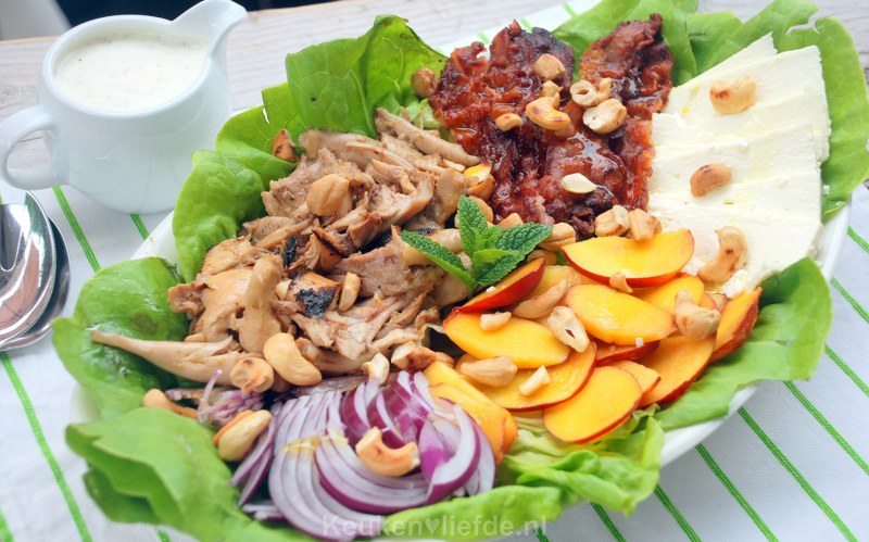 Salade met gegrilde kip, nectarine en feta