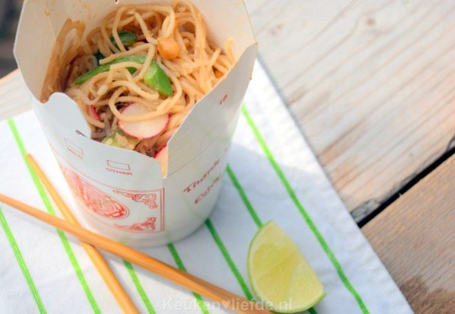 Bami goreng met paprika en radijs