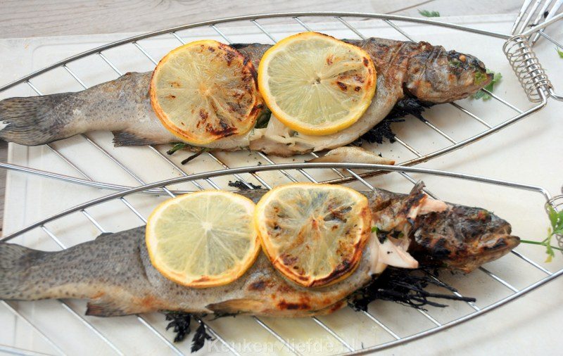 Hele forel van de barbecue