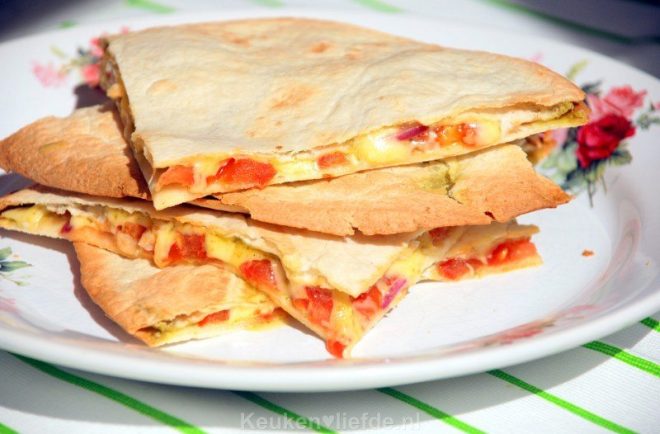 Quesadilla met pesto, kaas en tomaat