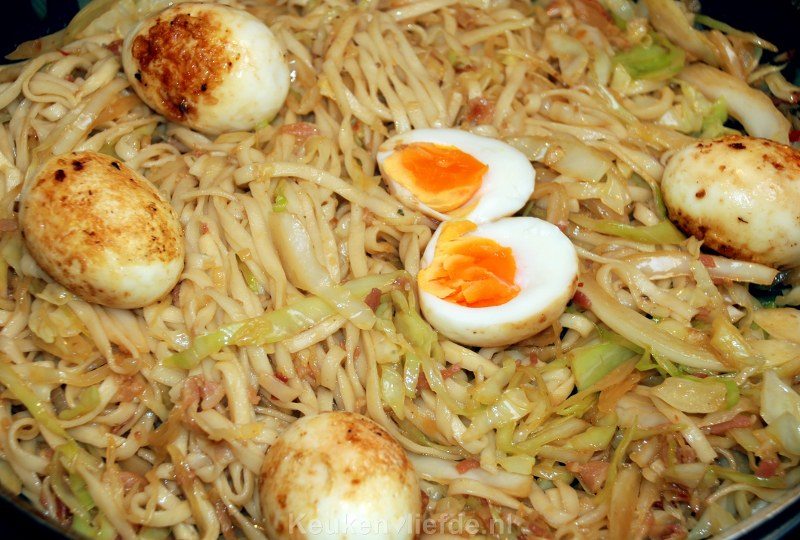 Bami met witte kool, ketjap en gebakken eieren
