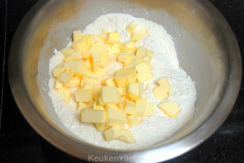 Meng bloem, boter en suiker voor het deeg