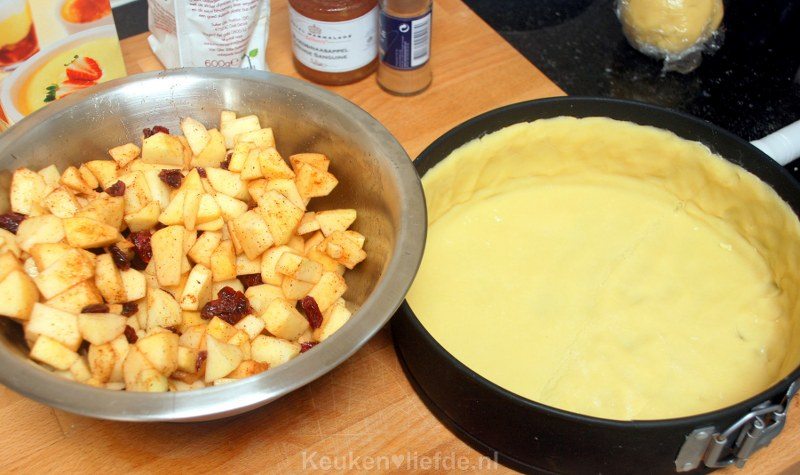 Bekleed de taartvorm met het deeg