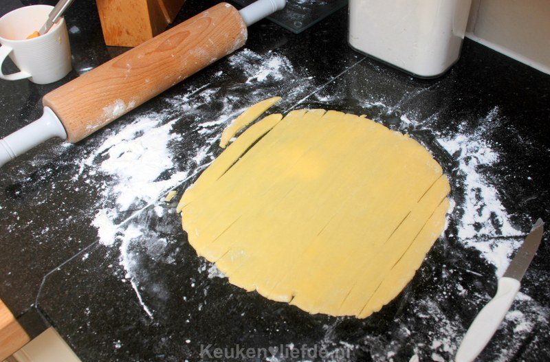 Snijd het overige deeg in repen voor de bovenkant