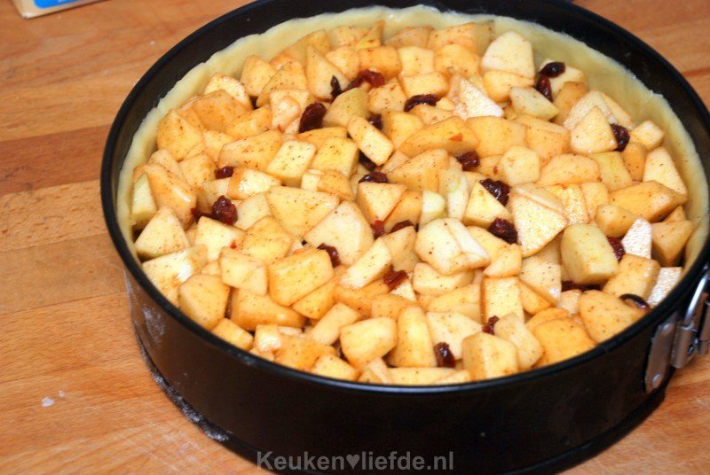 Verdeel de cranberry-appelvulling over het deeg