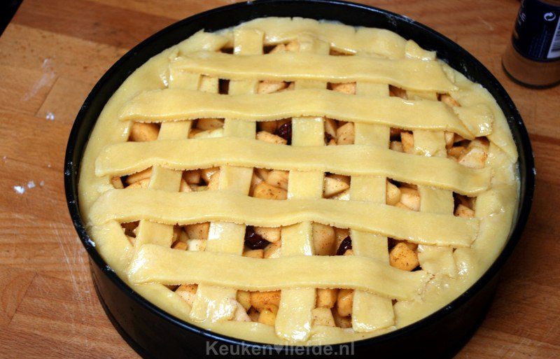 Bestrijk de deegrepen met het overige ei