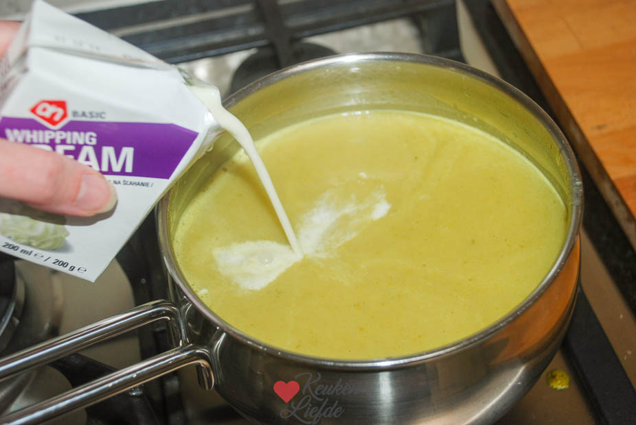 Romige witlofsoep met kerrie en appel Romige witlofsoep met kerrie en appel