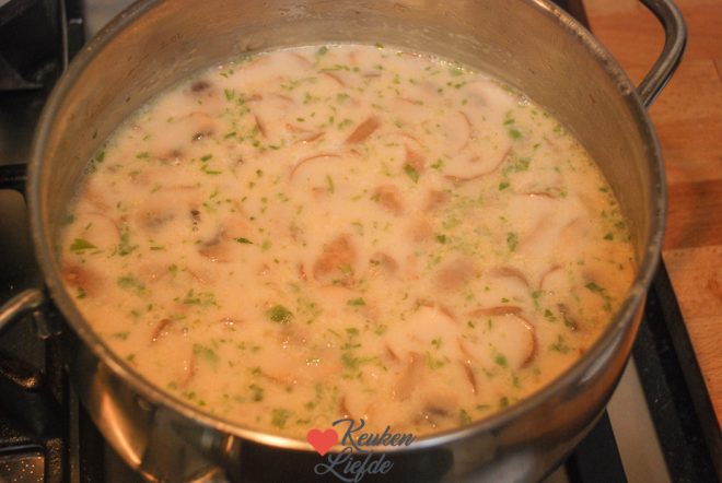 Garneer met peterselie en serveer