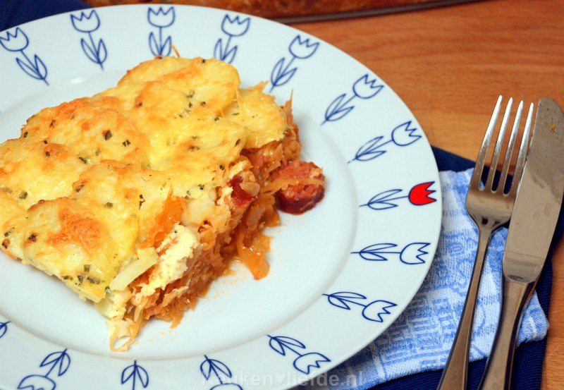 Zuurkoolovenschotel met rookworst