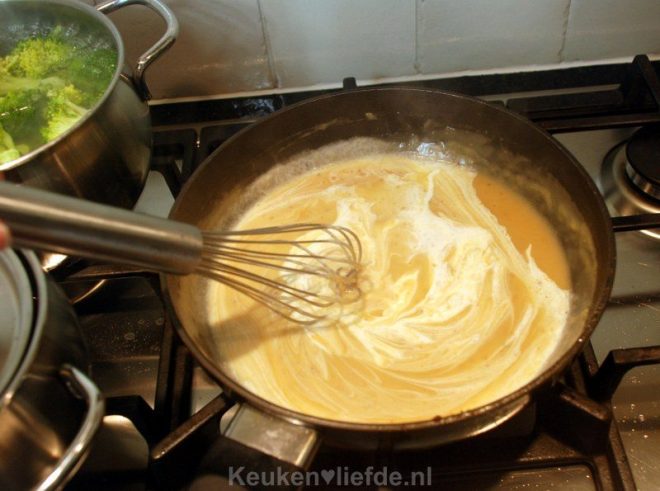 Voeg de bouillon en room toe