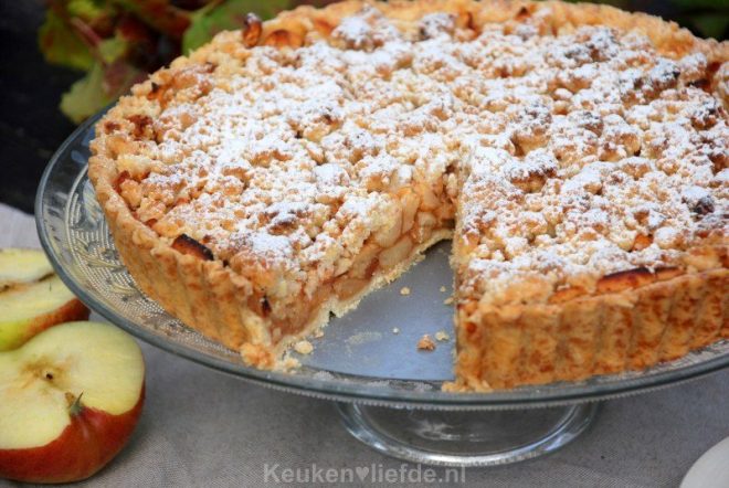Appelkruimeltaart met hazelnoten