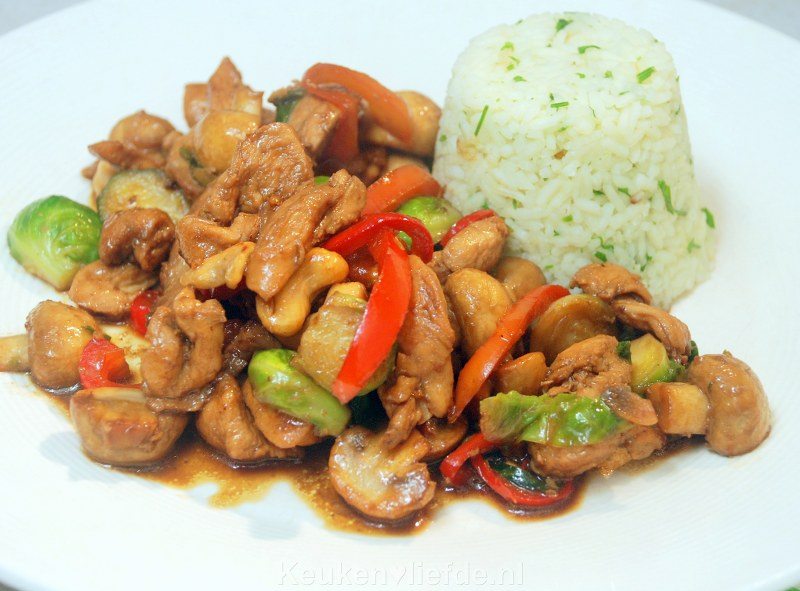 Roerbakkip met cashewnoten en spruitjes