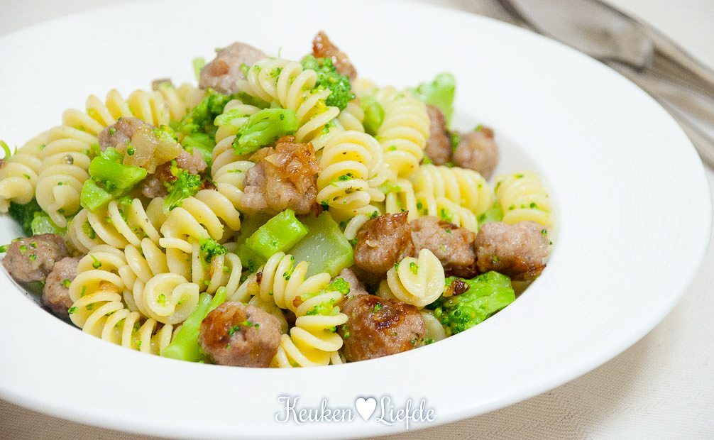 fusilli met broccoli en worstballetjes