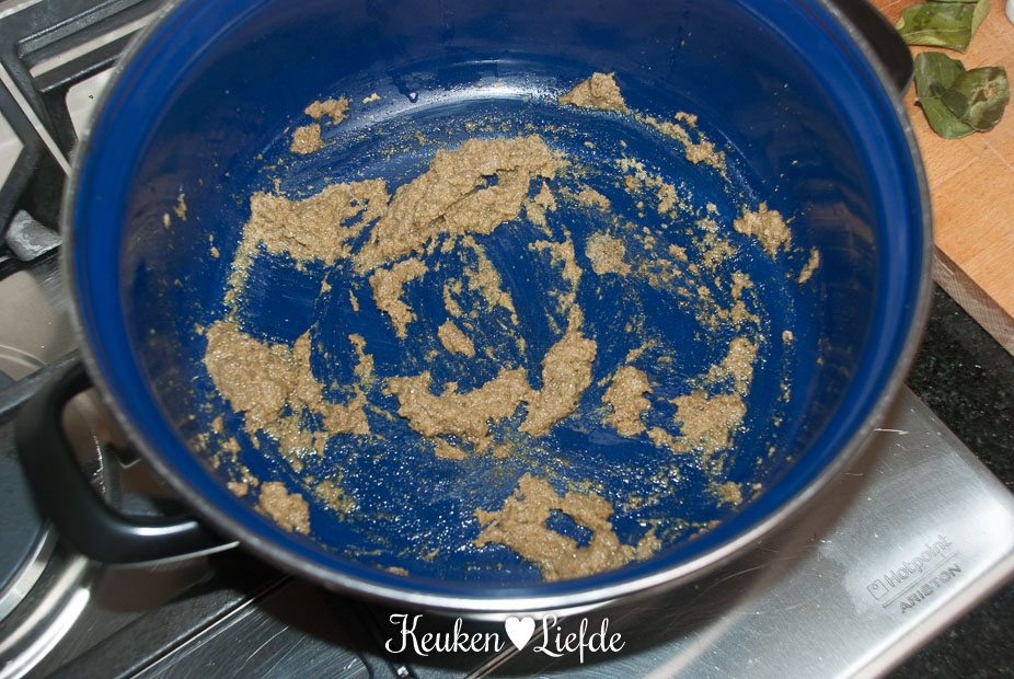 Fruit de currypasta zachtjes aan